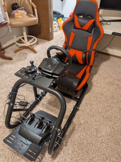 Sim racer cockpit Logitech 923 wheel pedals and shifter