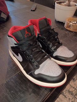Nike Air Jordan 1 Mid Sneakers