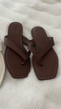 Woman’s toe flip flops old navy size 8 used twice