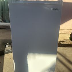 Daewoo Mini Fridge With Freezer 