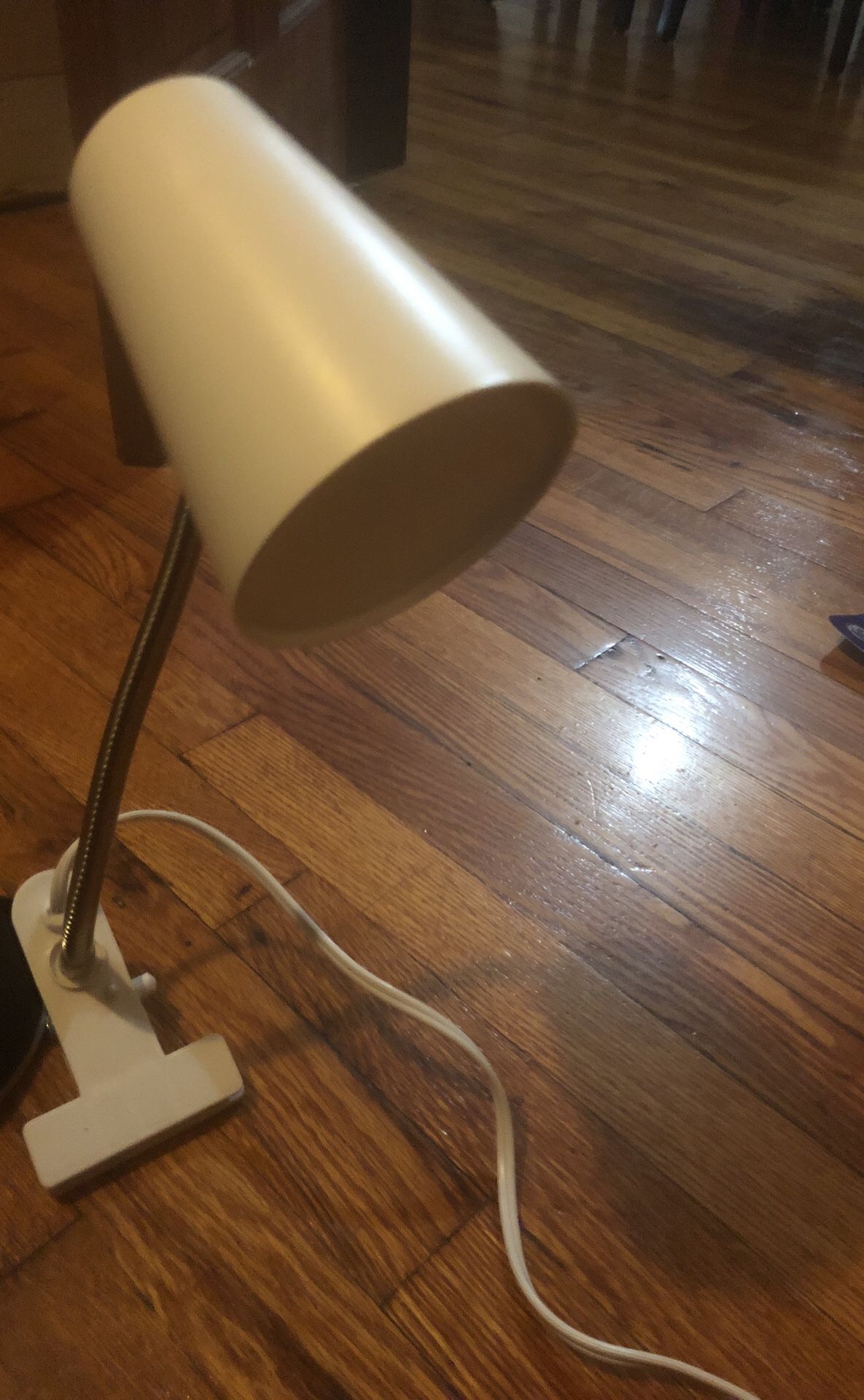 Adjustable desk lamp