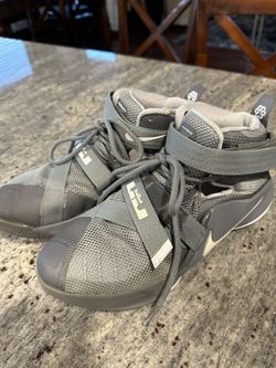 Youth Lebron Shoes 6.5
