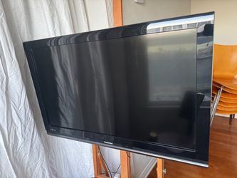 Toshiba 40" 1080p Smart LCD TV with Wall Mount Bracket