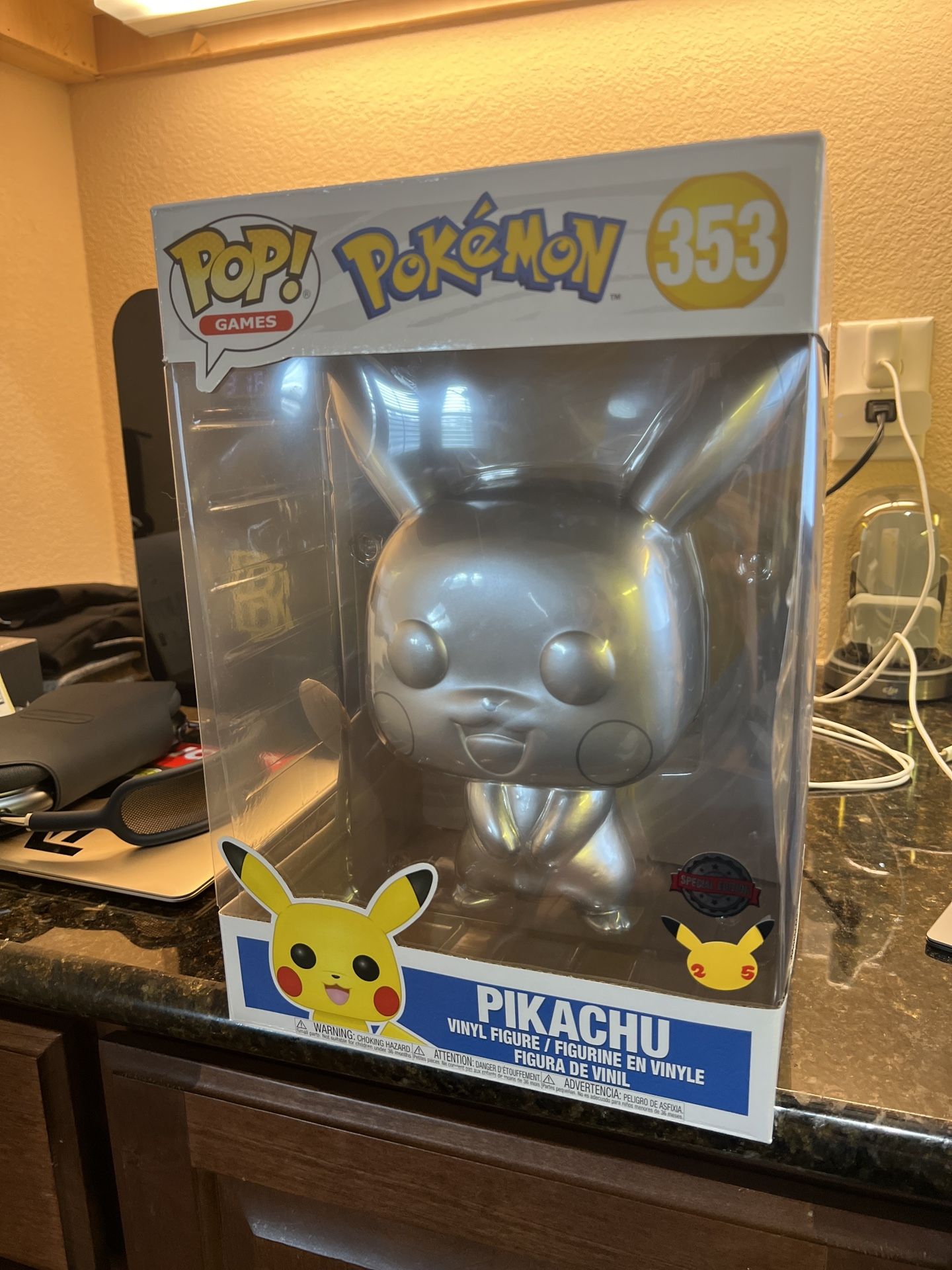 Funko Pop! Pokémon Pikachu Metallic 25th Anniversary 10 TARGET CON