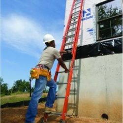 BRAND NEW LOUISVILLE 28 FOOT EXTENSION LADDER W/PRO TOP