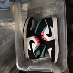 Jordan 1 Mid SE 