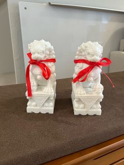 Pair of White Marble Foo Dogs Statues, Feng Shui Guardian Lions for Home Outdoor Entrance, Asian Decor for Housewarming, Protection & Good Luck Decor