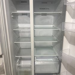 Samsung RS27T5200WW - Refrigerator/freezer. GREAT condition Just Needs Cleaned Down