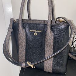 Michael Kors Small Messenger Bag