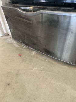 1 washer/dryer pedestal