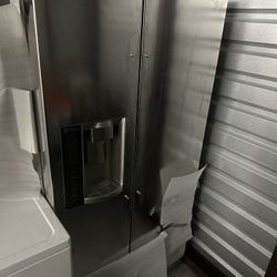 LG Refrigerator – Excellent Condition