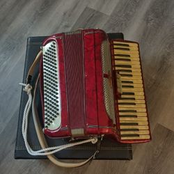 ITALY ACCCORDION, VERONA ARTISTE.  good Condition,   it Works Fine  $280 Obo Make Offer 