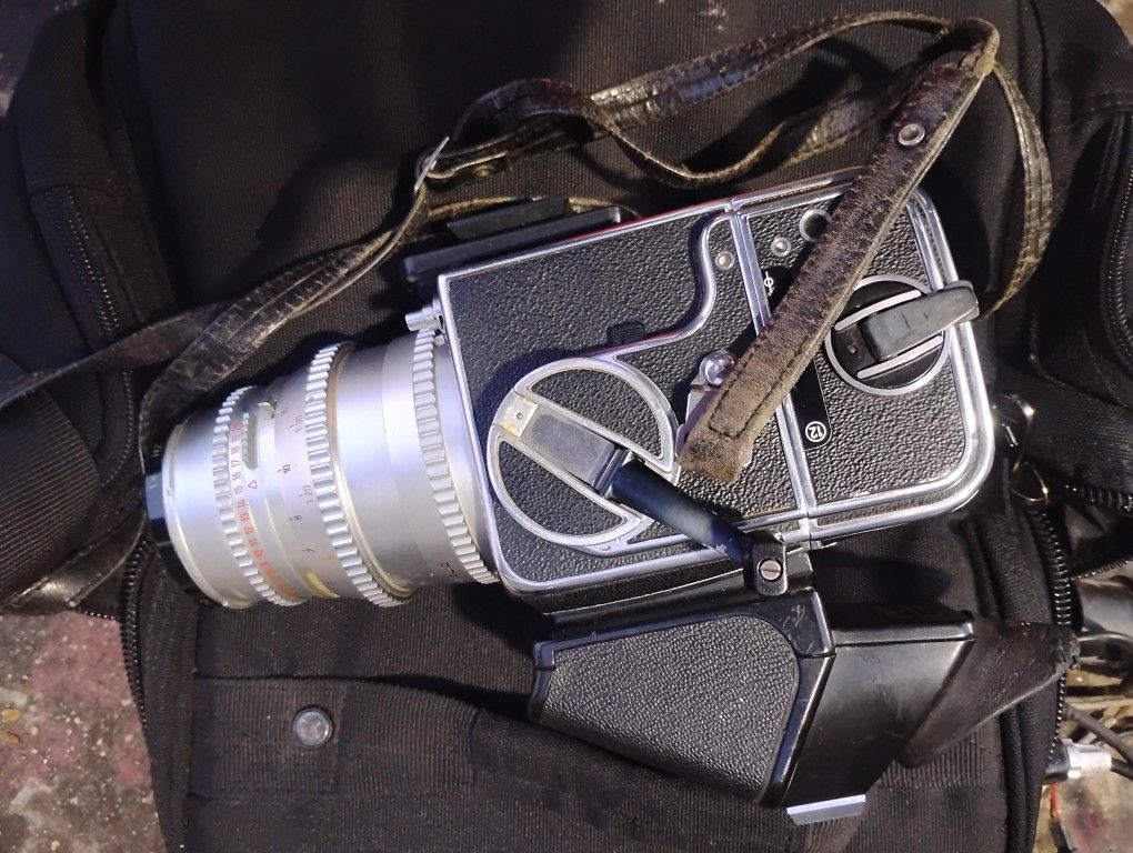Hasselblad 500 C Medium Format Film Camera + Zeiss Planar  T* 100MM 3.5 Lens
