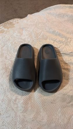 YEEZY Slides Size 7 Brand new