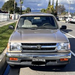 1998 Toyota Tacoma 495,000 miles Manual transmission..running and very clean in and out , clean tile on hang