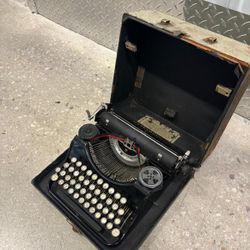 1924 Underwood Portable Typewriter.  This typewriter is in good condition cosmetically-last one sold for $500  12 x 12 size.  $200