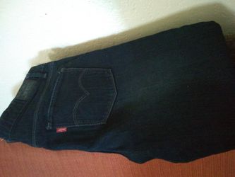 Pantalon de mujer Levi's medida es como mediano esta como nuevo