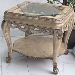 2 matching end tables 