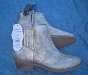 New girls boots size 4