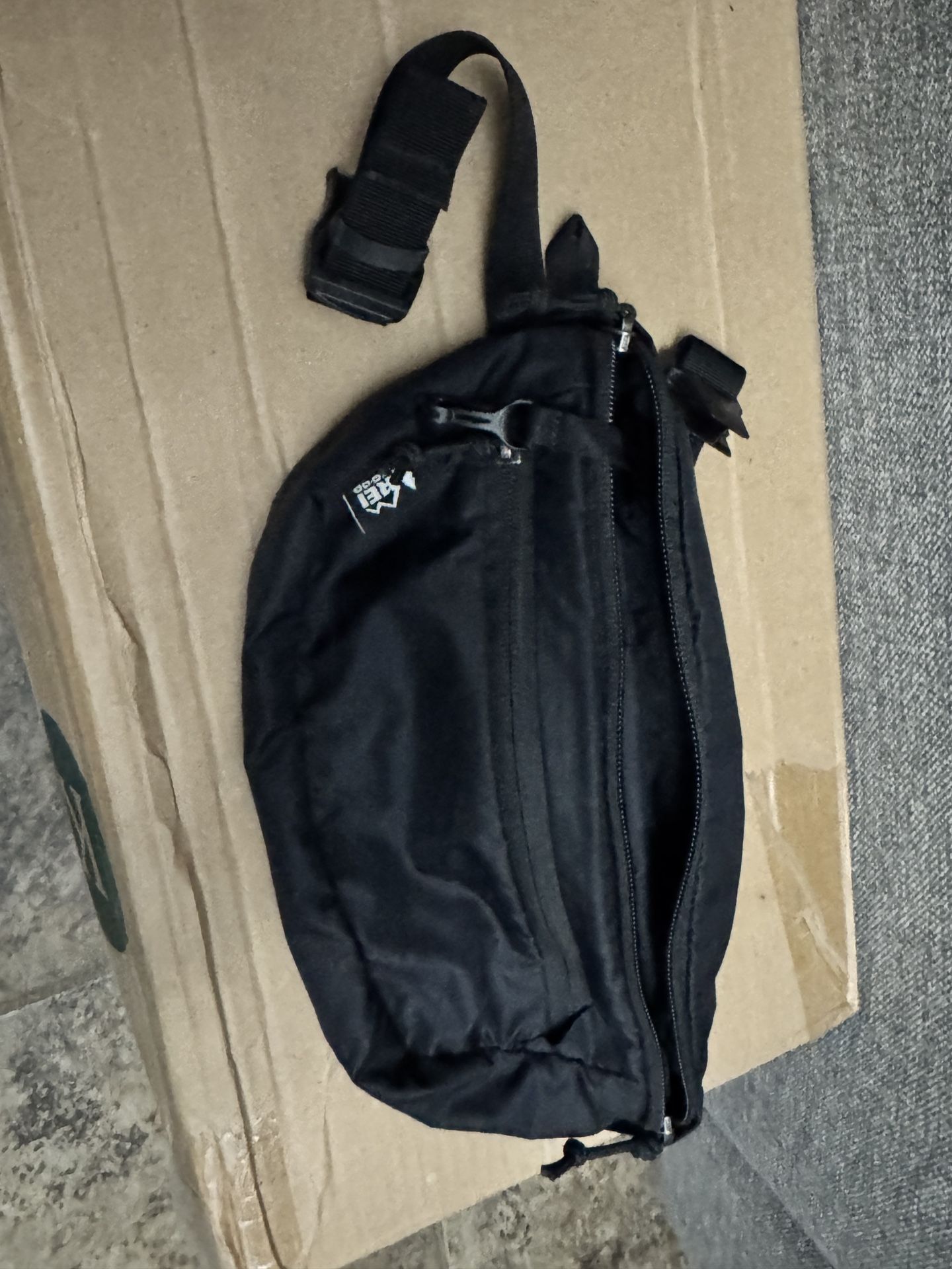 REI Co-op Trail 2 Waist Pack Fanny pack sling bag Black