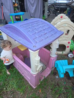 Little girl play house