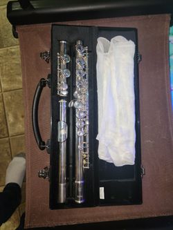 Yamaha YFL-222 flute.