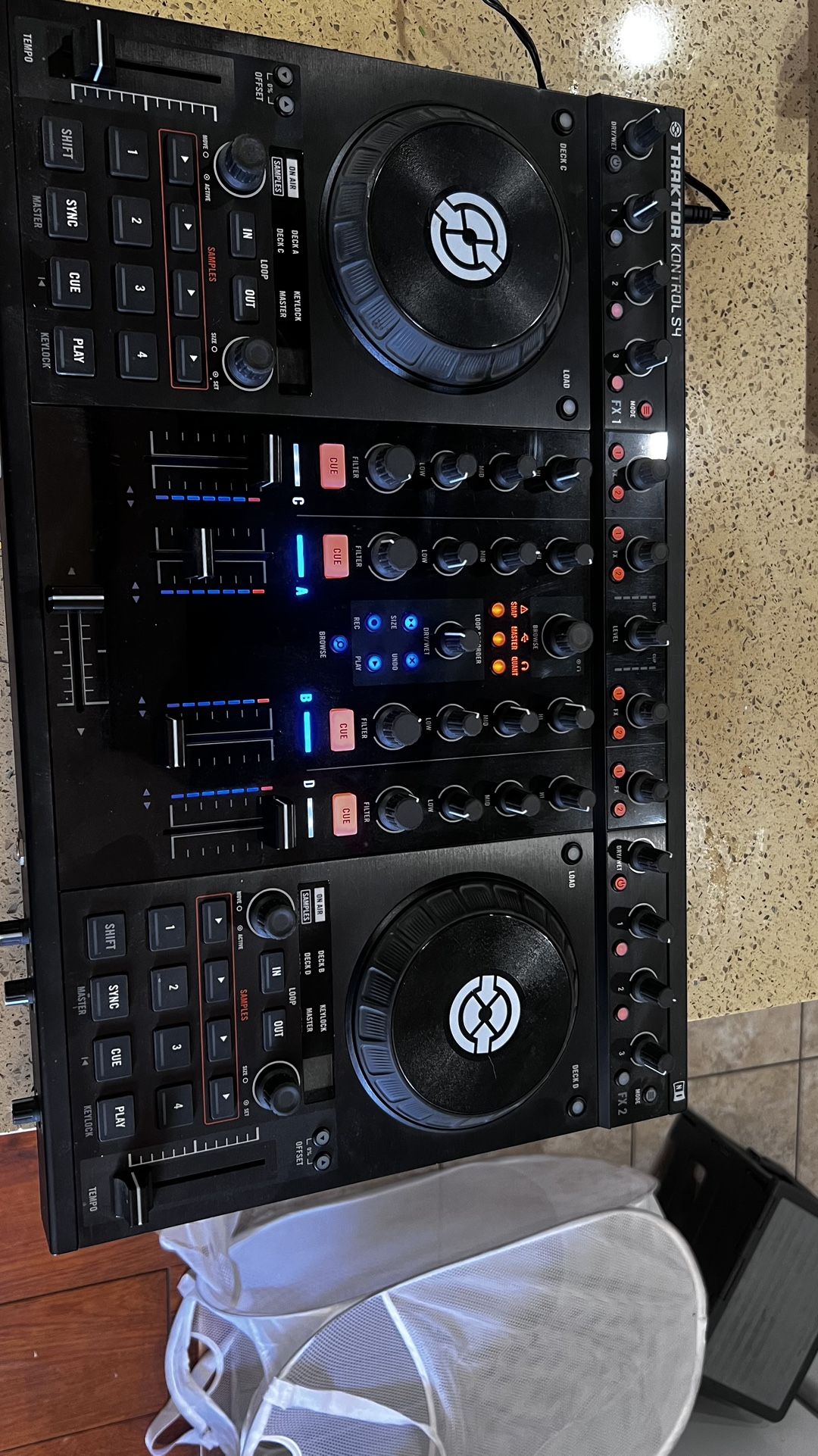 Traitor s4 DJ Controller