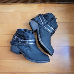 SO
Women's Buckle Strap Ankle Boots - Black SZ 7M