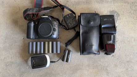 Canon EOS 30D DSLR with Speedlite 580EX Flash and Accessories