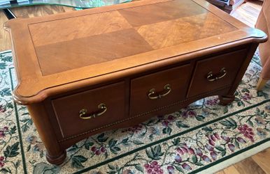 Bassett coffee table, real wood, 3 drawers with brass handles 46 x 27 x 20