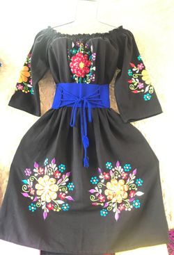 Vestido negro de manta, manga larga con bordado talla M