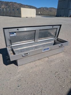 Kobalt / Better Built Aluminum Crossover Truck Tool Box 69" - Needs Lock Repair