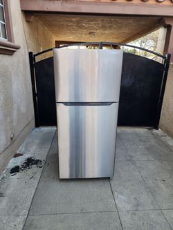 3MONTHS WARRANTY 30X30X66 INSIGNIA FRIDGE 18CUFT SILVER