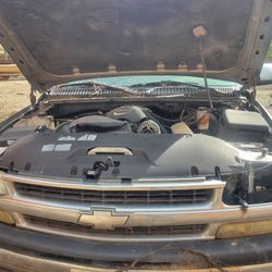 2000 Suburban   Whole Truck For Parts 