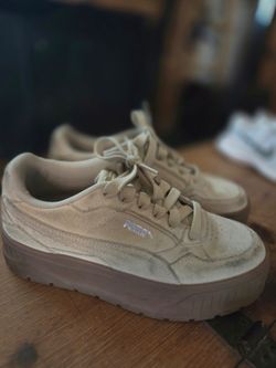 PUMA  size 7 women's Suede Sneaker