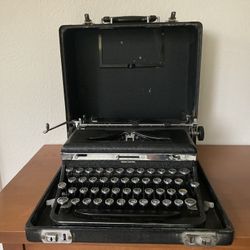 Royal De Luxe Typewriter 1937 A VINTAGE ANTIQUE WORKING NICE MAY NEED ADJUSTMENTS 