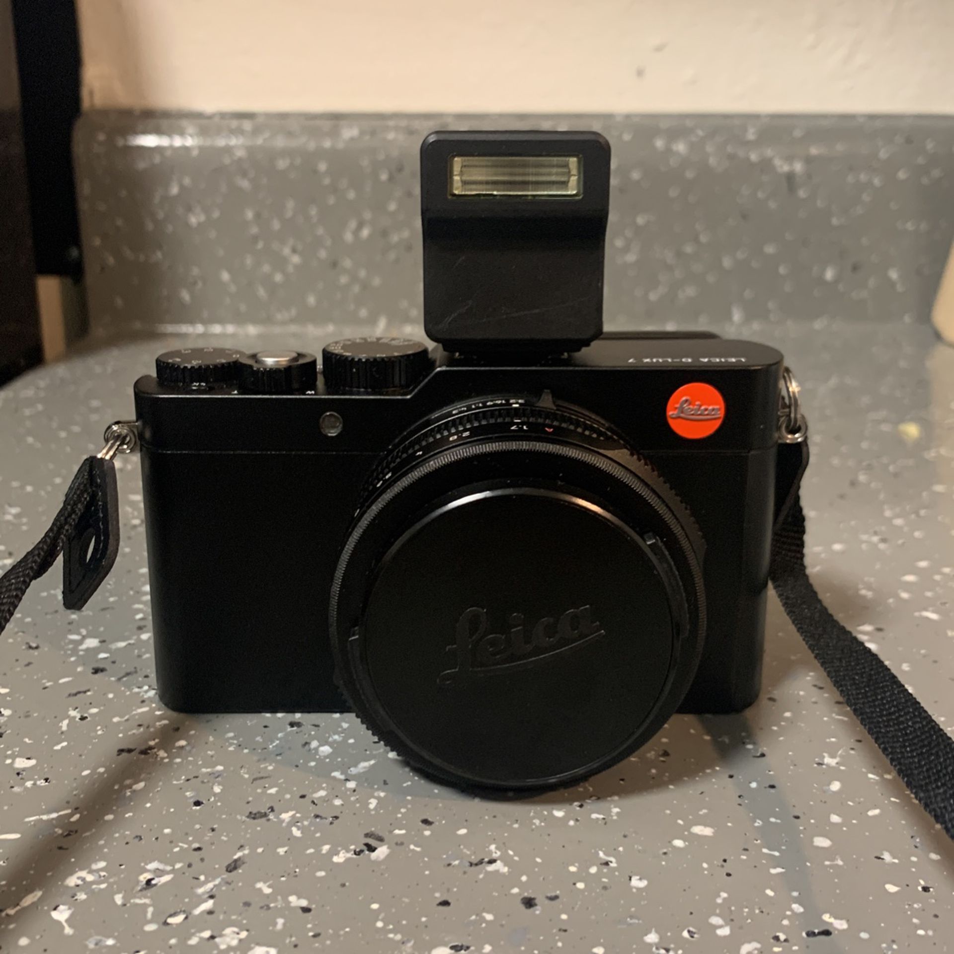 Leica D-Lux 7, Black. Scroll wheel beside LCD screen is glitchy