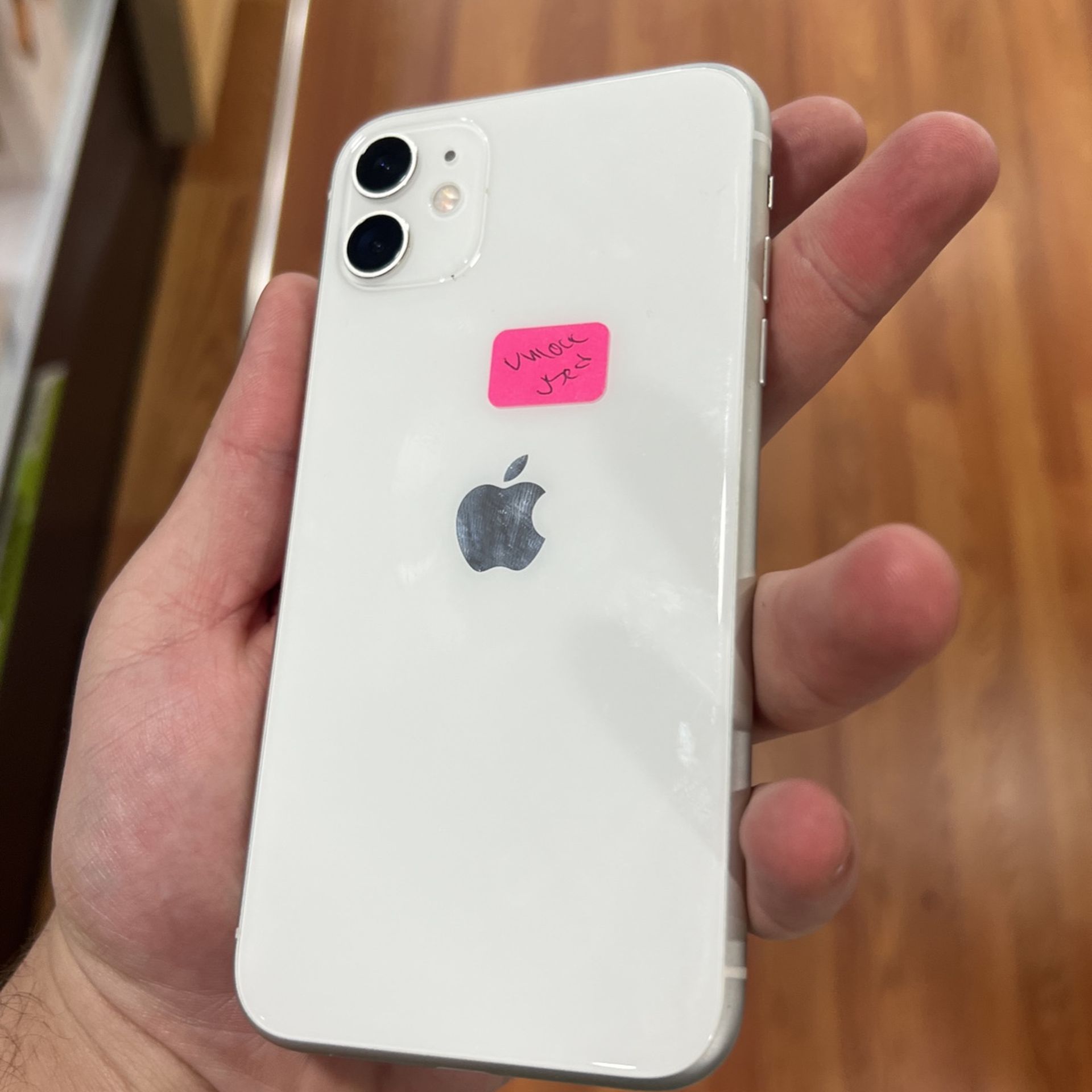 iPhone 11 64GB Factory Unlocked White Used 