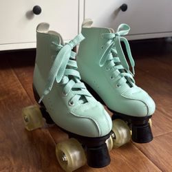 Women’s Light Up Roller Skates Size 7 Like New