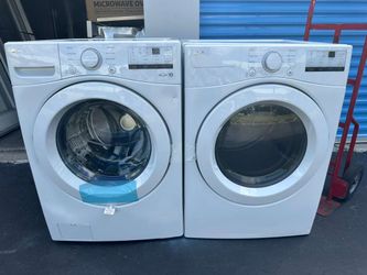 LG white front-loading smart washer and dryer/ Lavadora y secadora nuevas carga frontal LG