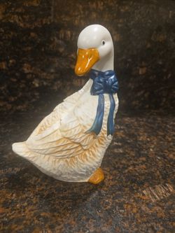 Vintage ceramic goose figurine – 7” tall.
Made in Taiwan.