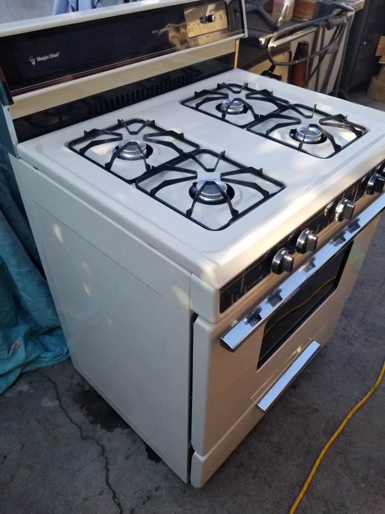Magic chef gas range stove/ oven for Sale in Whittier, CA OfferUp