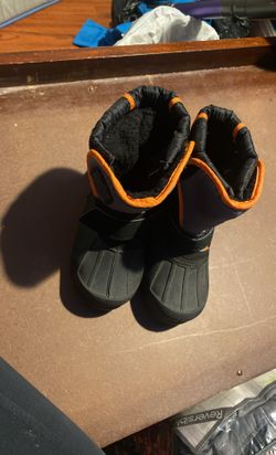 Snow boots