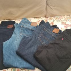 MEN'S JEANS  PRICED PER PAIR  - ALL ARE 42 X 32.                 