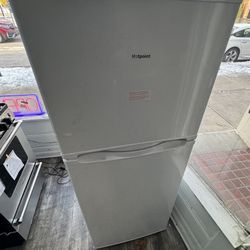 Hotpoint 24" Top Freezer Refrigerator