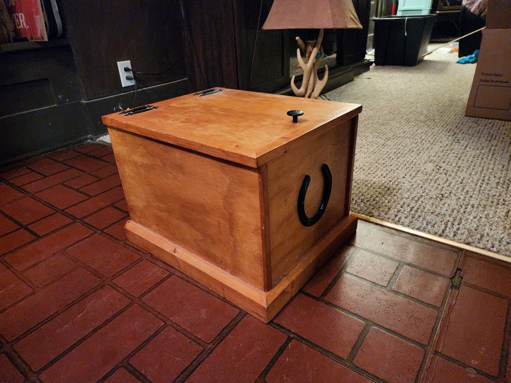 Horse Shoe Treasure Chest