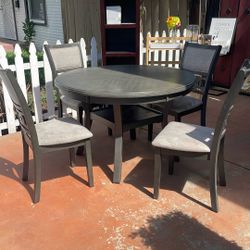 Five Piece Round Kitchen Table Set Very Good Condition Just Needs A Little Cleaning On The Cushions. 