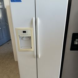 GE 31.5” W Side By Side Refrigerator W Ice & Water 