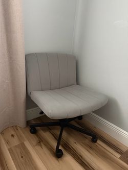 Vanity chair with wheels