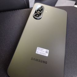 Samsung A17 (NEW INCLUDES MONTH OF SERVICE UNLIMTD N GUARDS)